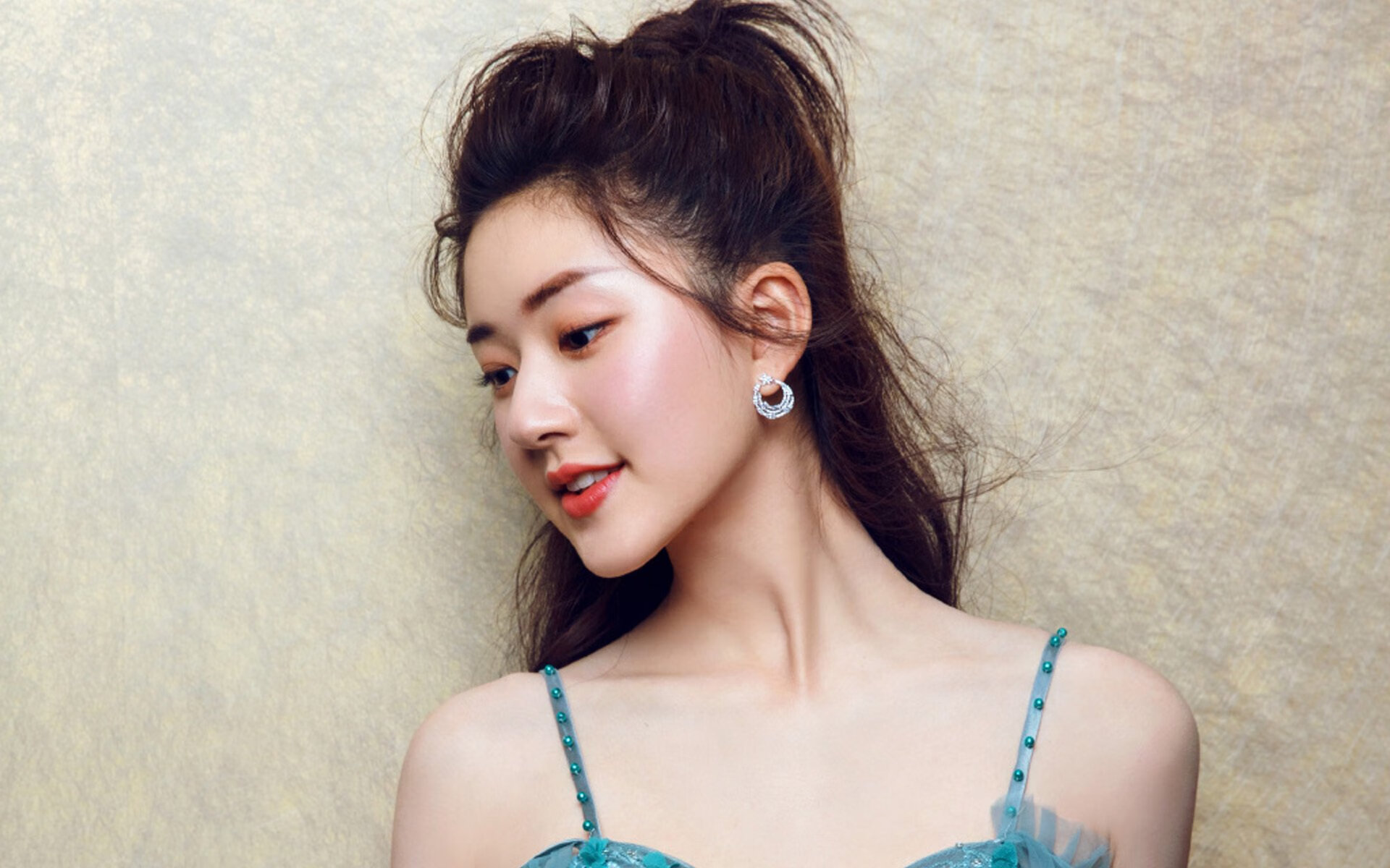 爱游戏电竞官网-球员赛季表现参差不齐引发热议，球员数据对比