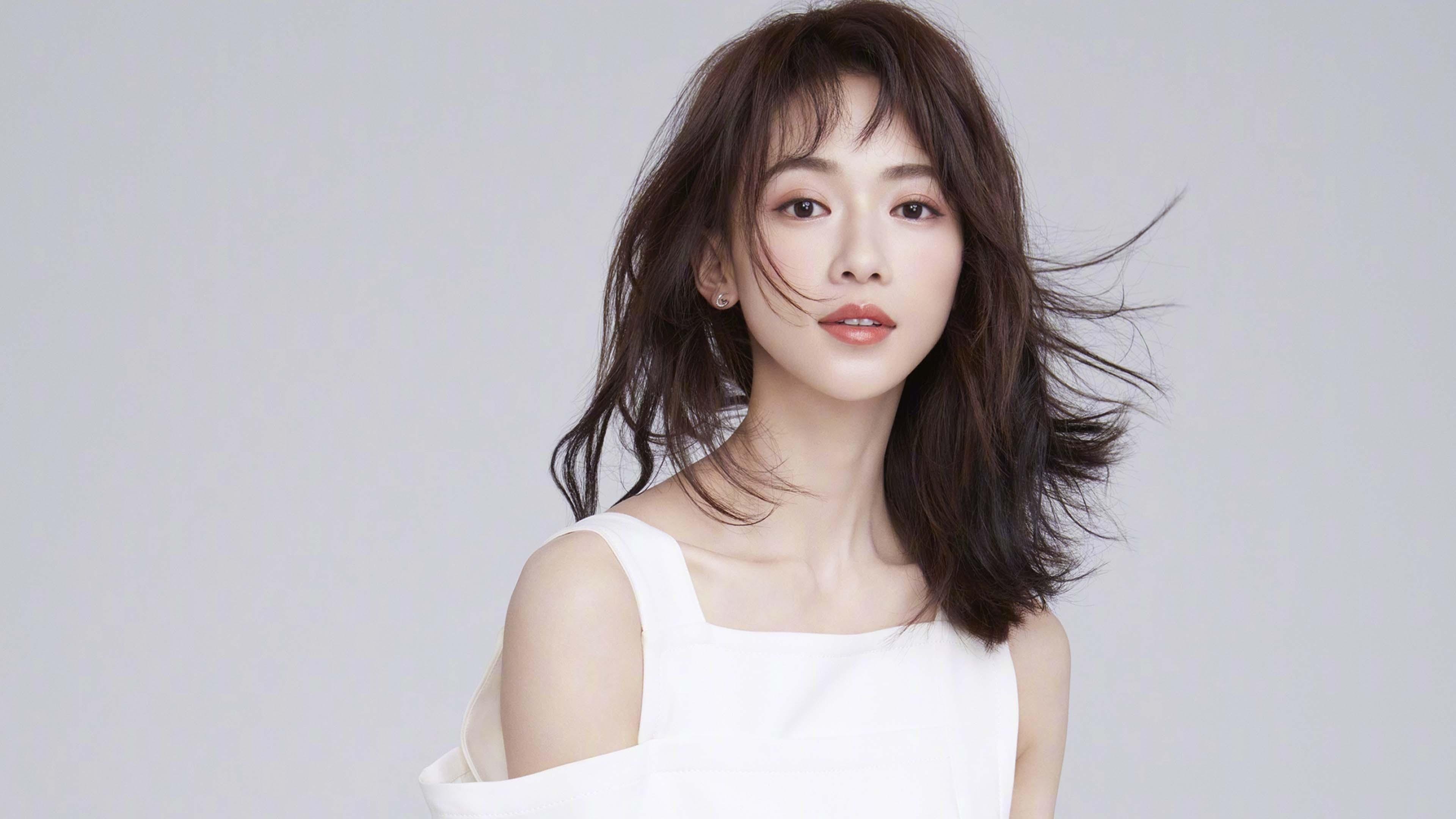 AYX体育-球员国际转会窗口开启，多队争抢核心球员，足球国际转会窗口